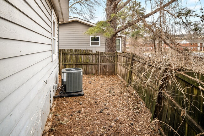 Building Photo - 866 United Ave SE