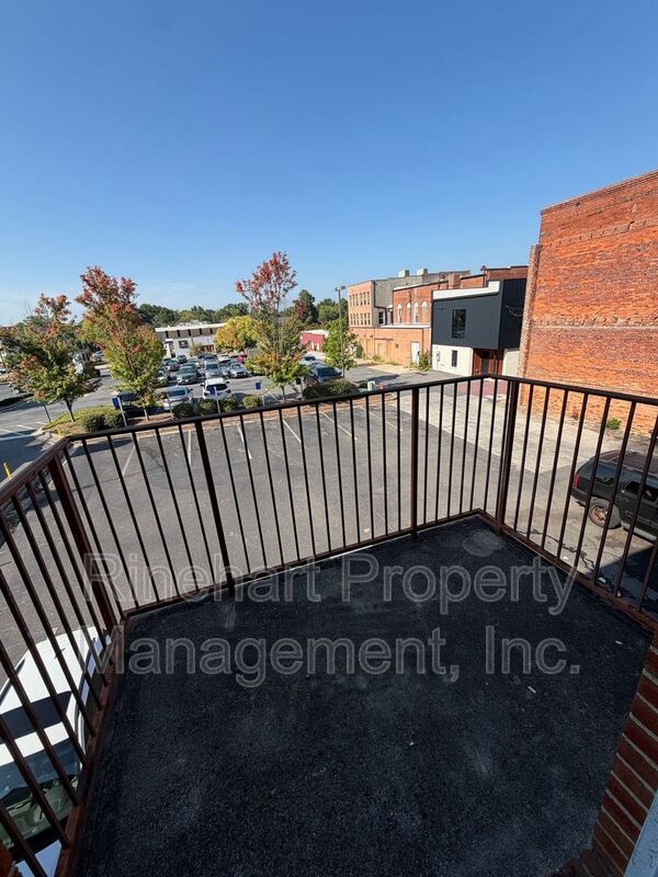 Building Photo - 212 E Main St