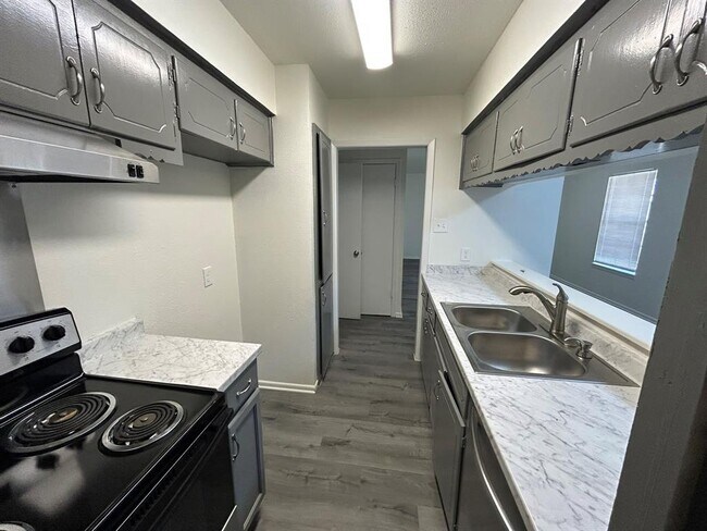 Building Photo - 3601 Catalina Dr