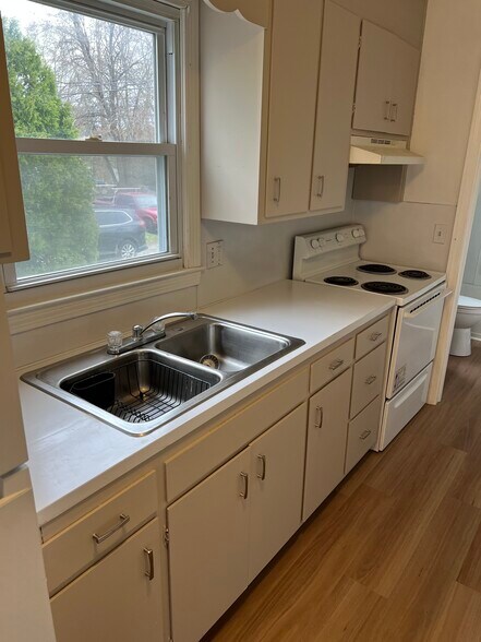 Building Photo - 17 Dow St