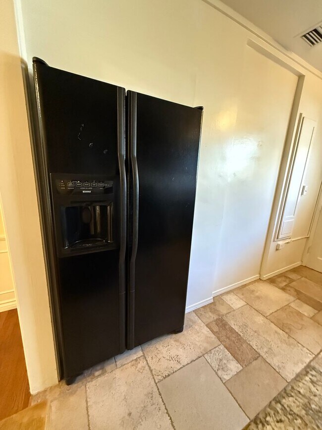Building Photo - Adams Duplex -814/816 Rental Units