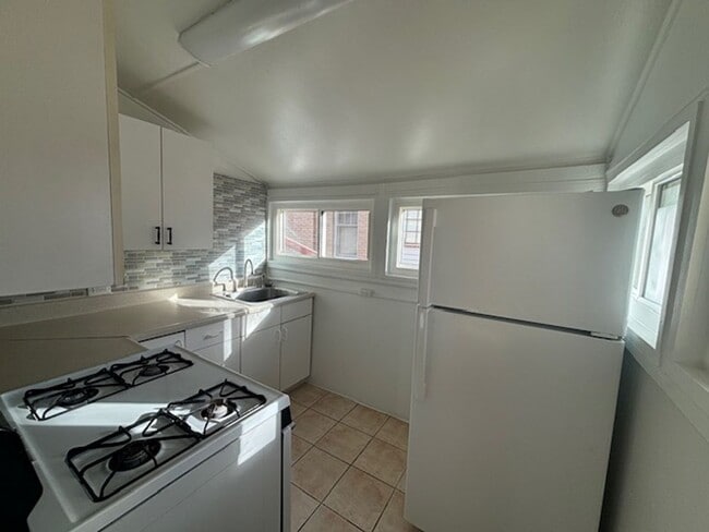 Building Photo - Beautiful Top-Floor 1Bd/1Ba Apartment with City Park Views