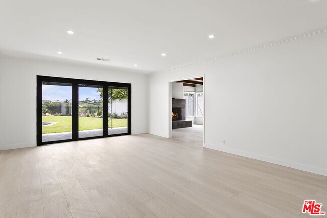 Building Photo - 4444 Don Felipe Dr
