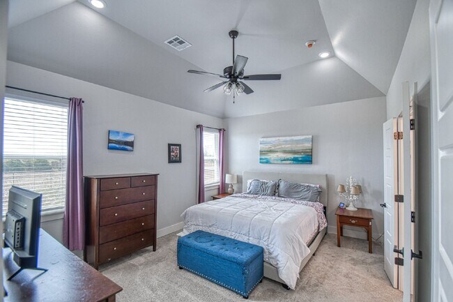 Building Photo - Spacious 5-Bedroom Home with 3 Full Baths ...