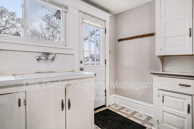 Building Photo - 247 Sweet St NE