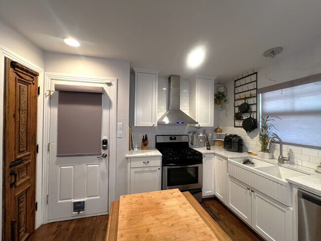 Building Photo - Furnished 2/2 Home in Crestview 3-12 month lease terms available