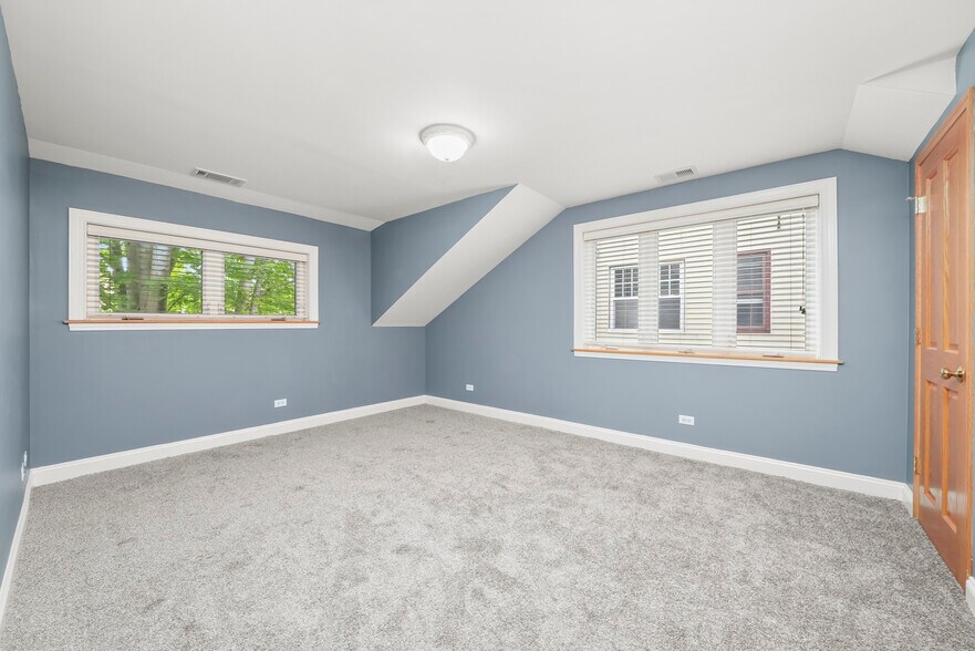 Building Photo - 2736 W Evergreen Ave