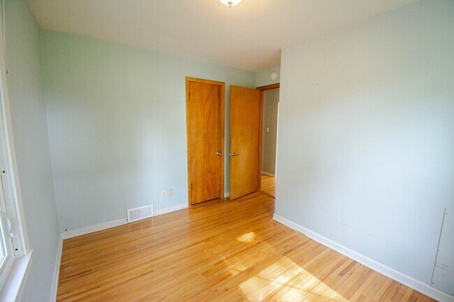 Building Photo - 306 19th Ave SW