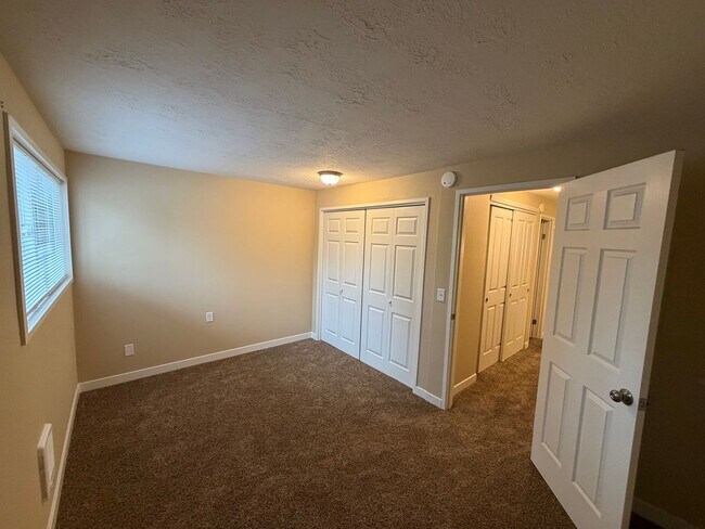 Building Photo - Sunnyside Duplex