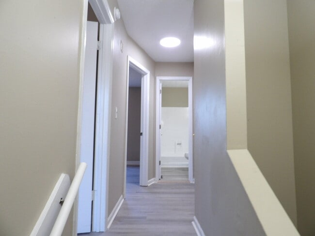 Building Photo - 217 Landings Dr