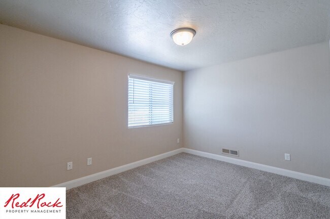 Building Photo - Dog Friendly, Pleasant 4 Bedroom, 2.5 Bathroom Townhome