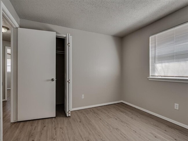 Building Photo - 1525 McGregor Dr