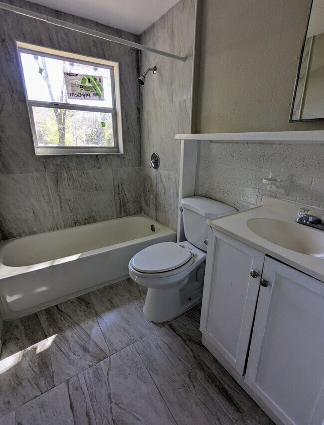Building Photo - "Charming 3 Bed Duplex for Rent in Jacksonville, FL - Spacious, Convenient, and Ready for You!"