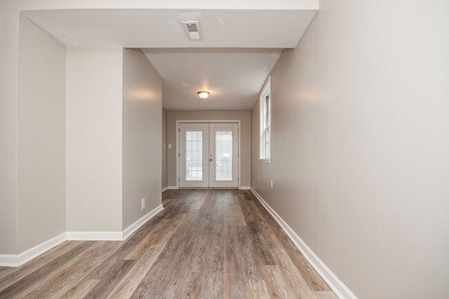 Building Photo - Huge 4 Bedroom 2 Bath Sylvan Park Classic! AVAILABLE NOW. Perfect for Roommates or a Home Office....