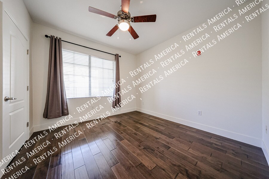 Building Photo - 5302 E Van Buren St