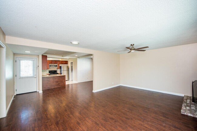 Building Photo - Single Family Stunner!