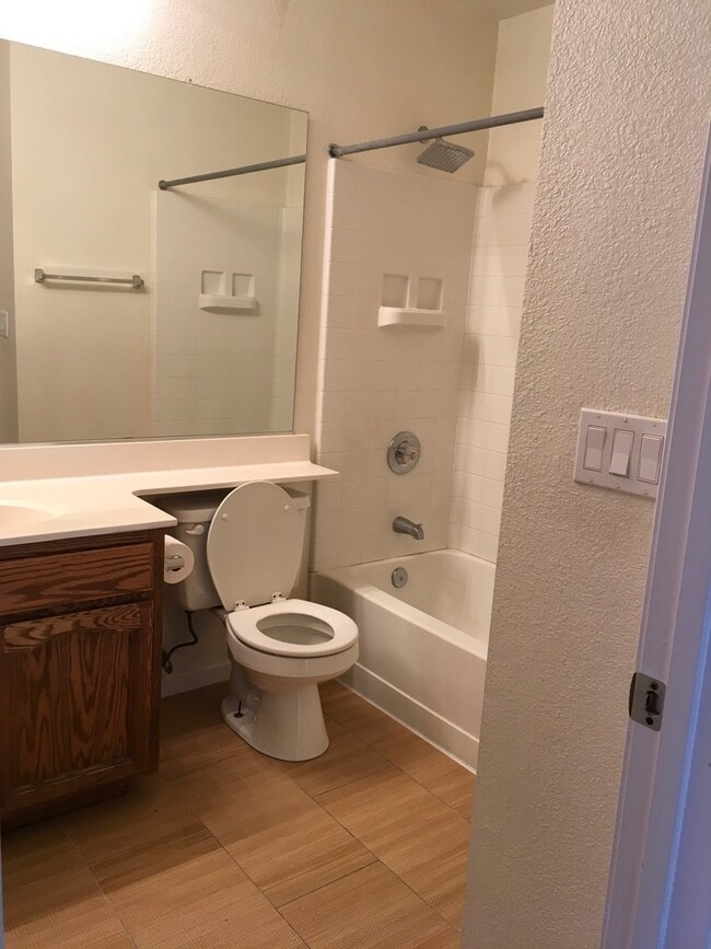 Building Photo - Charming home in established neighborhood with 4 bedrooms and 3 baths.