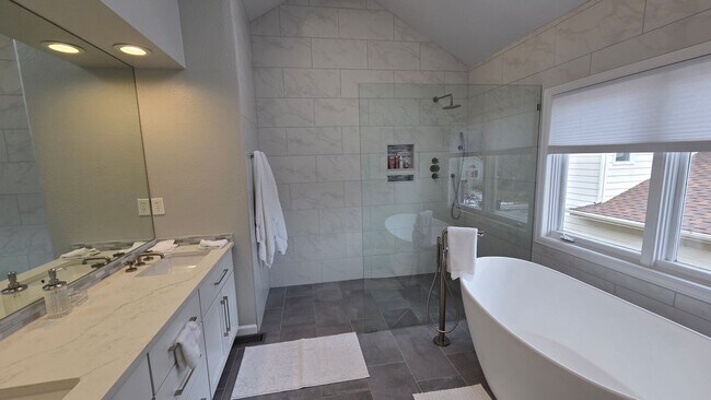 Building Photo - 7 bedroom 5 Bath Home In Desirable Boulder Location - Partially Furnished - 6 Month Lease Only