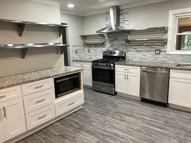 Building Photo - Amazing in town ranch awaits you!