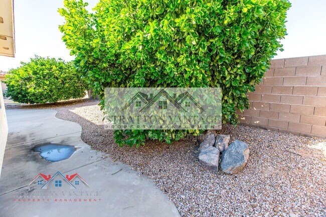 Building Photo - 10864 E Lindner Ave