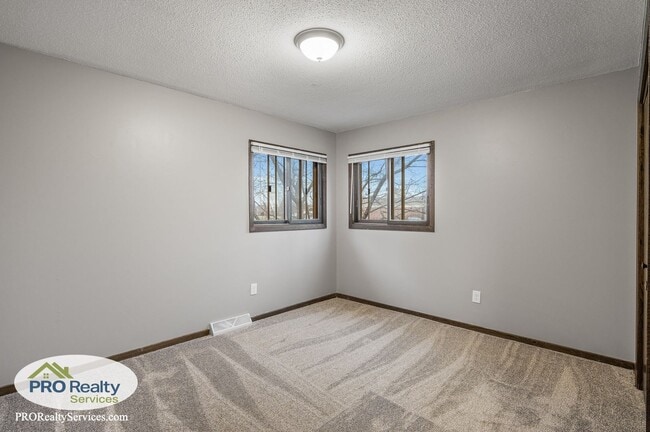 Building Photo - 5 Bedroom Home in Chisago City