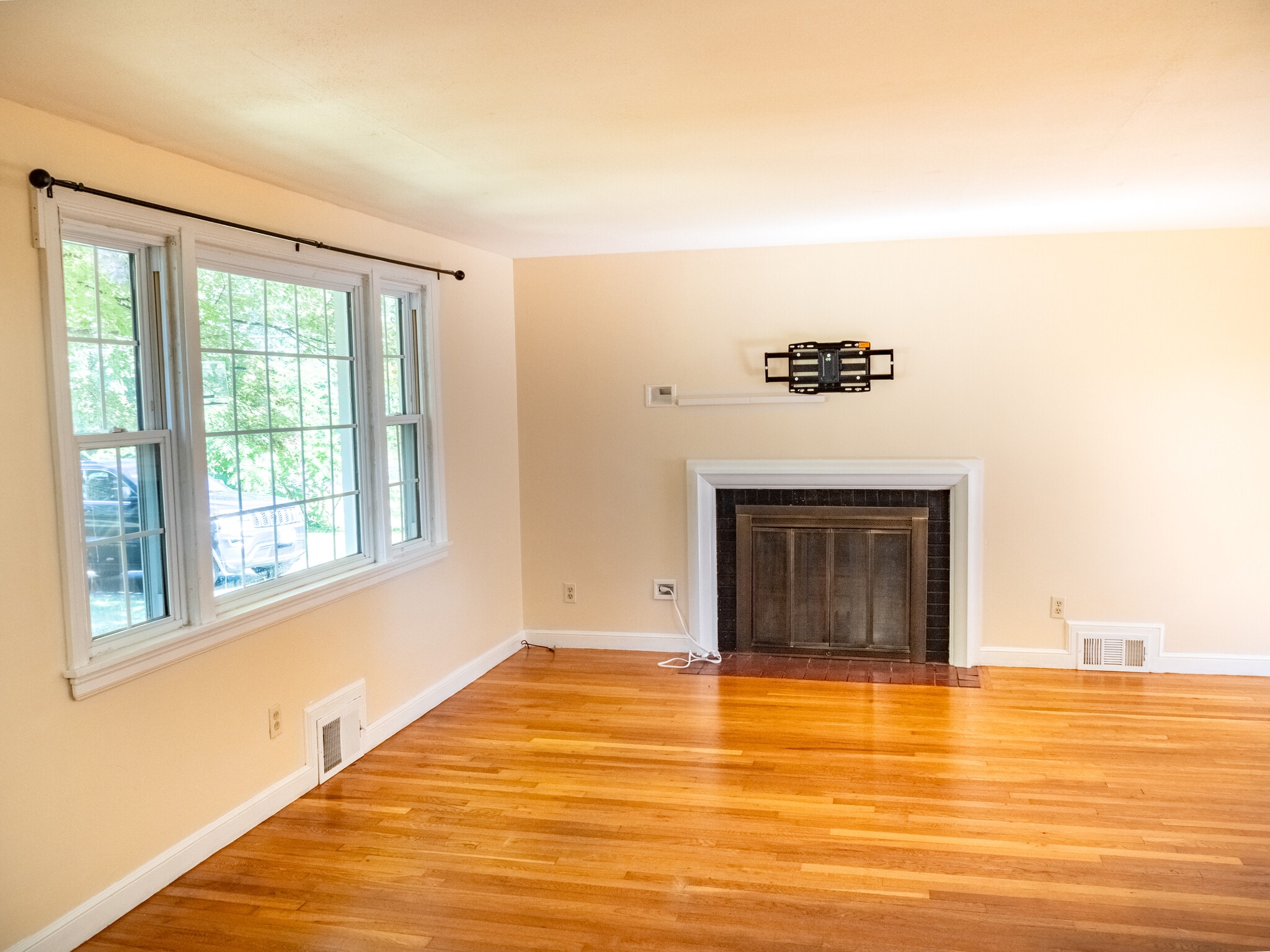 Living room - 225 Cooper St