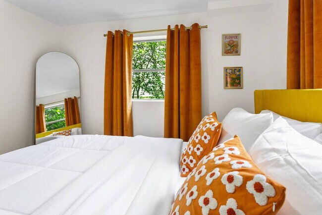 Building Photo - 5708 N Suwanee Ave