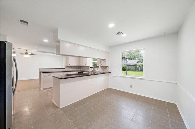 Building Photo - 6007 Claridge Dr