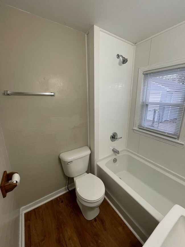 Building Photo - Lovely 2 Bedroom Southside Holland