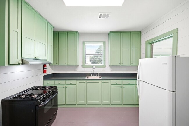 Building Photo - 313 S Blackwell St