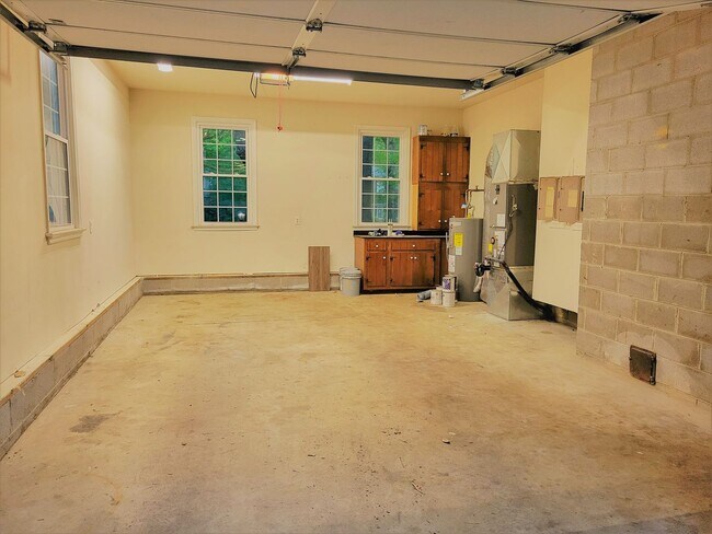 Building Photo - Huge 5 bedroom upgraded Colonial with larg...