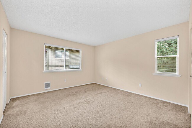Building Photo - North Tacoma Condo Living | 2 Bed, 1.5 Bath End-Unit | Great Amenities!