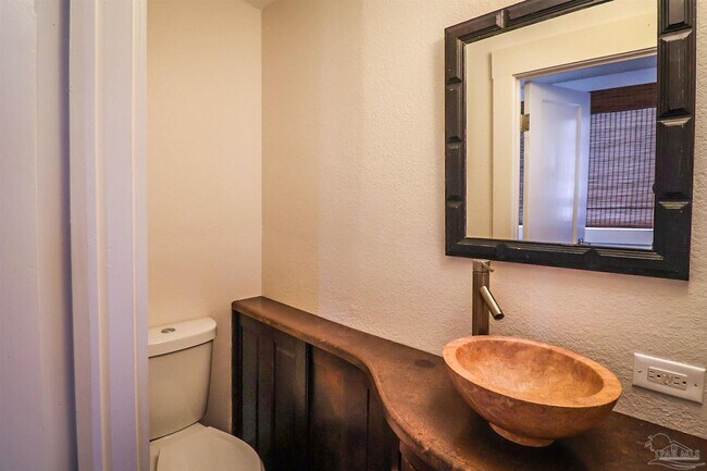 Building Photo - 422 N Davis Hwy