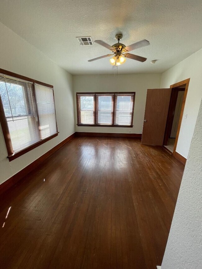 Building Photo - ADORABLE 2 BEDROOM 1 BATHROOM HOUSE IN CENTRAL NORMAN