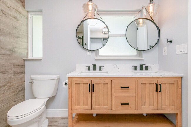 Building Photo - Gorgeous Mid-Centry Modern 3bed/2bath with...