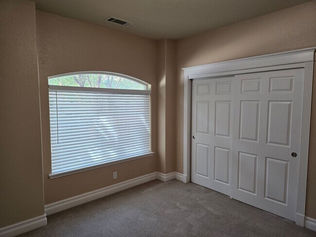 Building Photo - 105 Sterling Oaks Dr