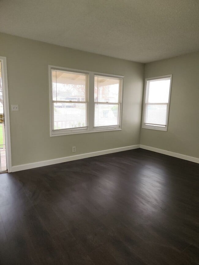 Building Photo - Cute & Cozy 2 Bedroom, 1 Bath House