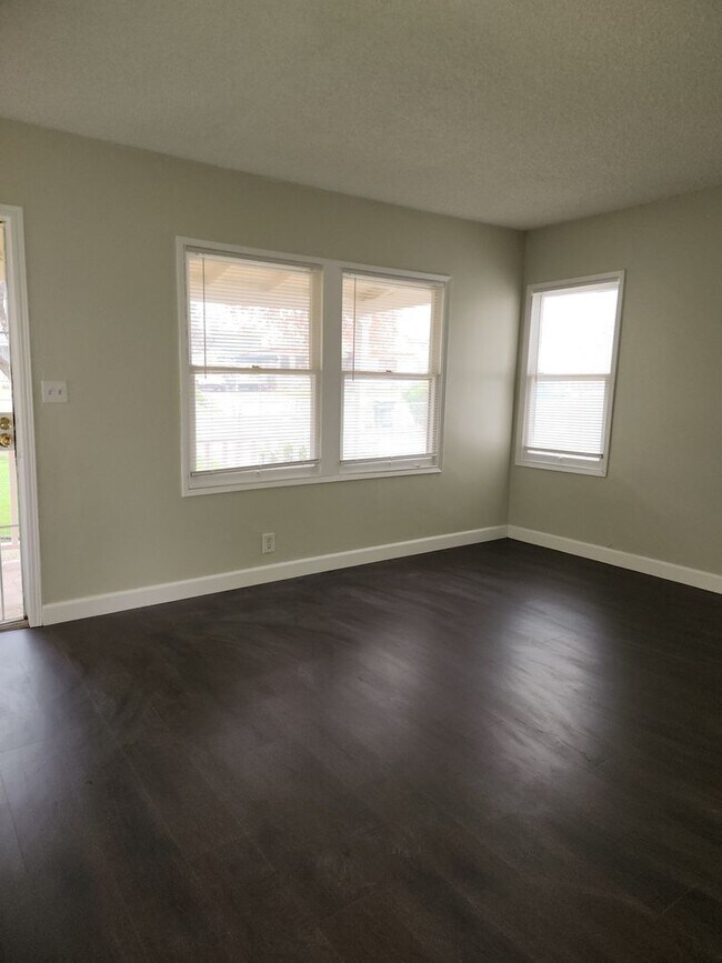 Building Photo - East Bakersfield Home - Newly Remodeled!