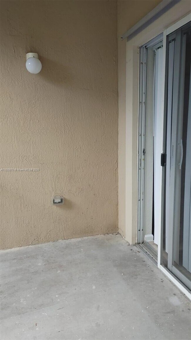 Building Photo - 1165 Golden Lakes Blvd