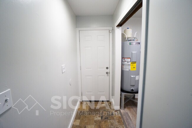 Building Photo - 1209 Lynn Acres Dr