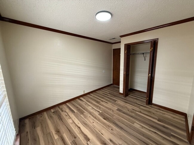 Building Photo - 3BD 2BA FLAT APARTMENT DOWNSTAIRS