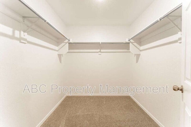 Building Photo - 4405 SW Sackett Ave