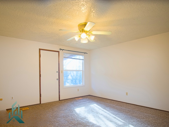 Building Photo - Charming 2 bed/1 bathroom