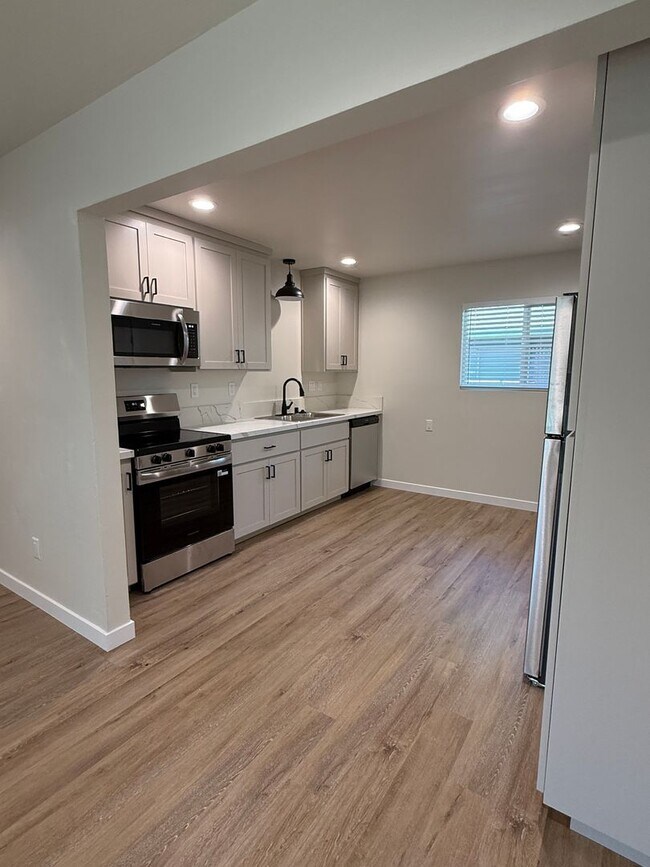 Building Photo - Large Brand New Remodeled 1 Bedroom unit with Washer Dryer Hookups - MUST SEE!!!