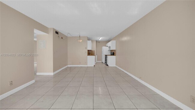 Building Photo - 9964 Twin Lakes Dr