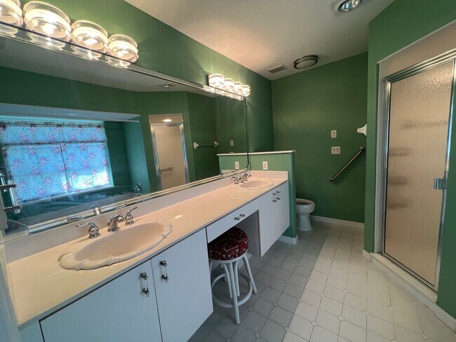 Building Photo - $2,350 ** AVAIL 7/15/25 ** LAKE SUZY ** 3 ...