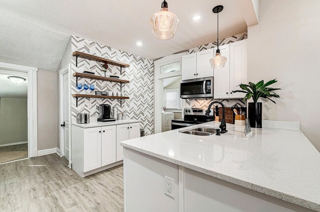 Building Photo - 611 Lincoln St