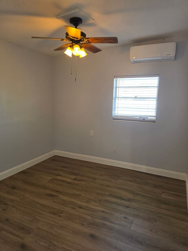Building Photo - FOR RENT!!! NEWLY RENOVATED 2-BEDROOM TRIPLEX – UTILITIES INCLUDED – PRIME KISSIMMEE LOCATION!