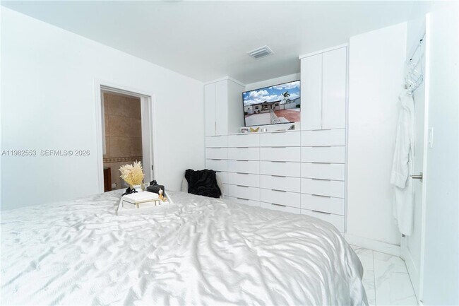 Building Photo - 172 W 17th St