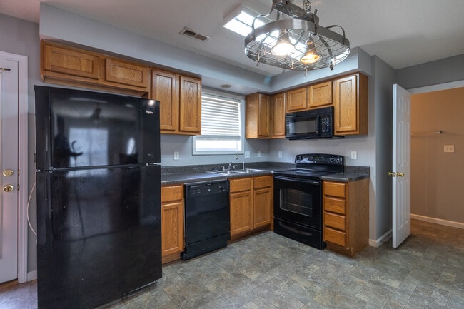 Building Photo - 913 Hazelbrook Way